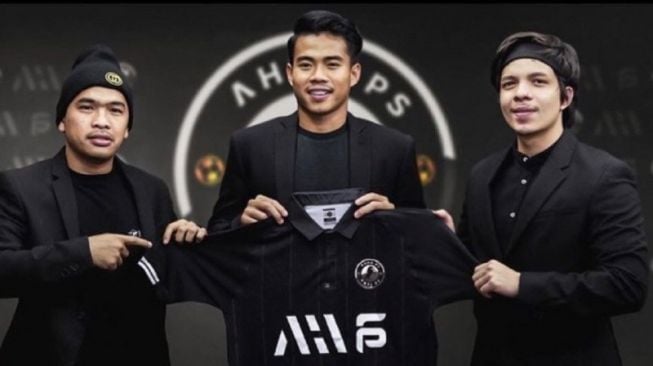 Chairman AHHA PS Pati FC, Atta Halilintar (kanan) bersama pengusaha Putra Siregar (kiri) dan pesepakbola Nurhidayat (tengah). Atta resmi meminang Nurhidayat untuk bergabung dalam klub sepakbola miliknya, AHHA PS Pati FC. (Instagram @attahalilintar)