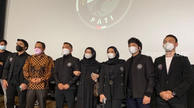 Atta Halilintar bersama istri dan petinggi klub AHHA PS Pati [Suara.com/Yuliani]