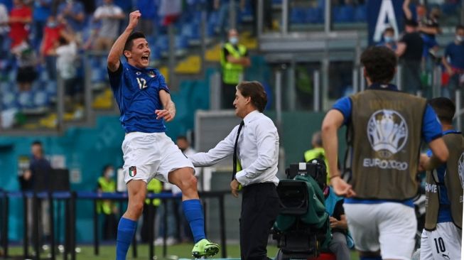 Gelandang Timnas Italia, Matteo Pessina (kiri) merayakan golnya ke gawang Wales. [ANDREAS SOLARO / POOL / AFP]