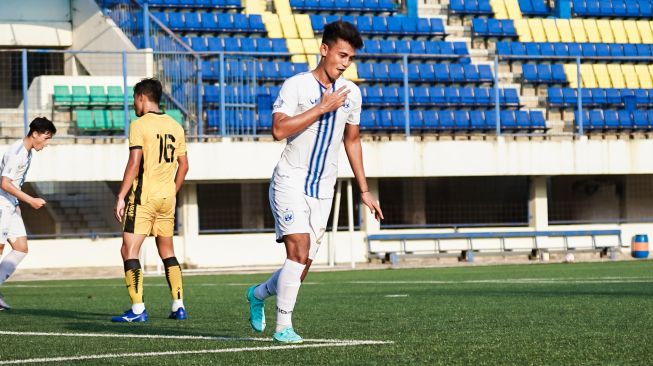 Penyerang PSIS Semarang, Hari Nur Yulianto berselebrasi usai mencetak gol ke gawang PSIM Yogyakarta dalam uji coba di Stadion Citarum, Minggu (27/6/2021). [Media PSIS Semarang]