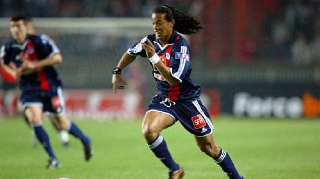 Ronaldinho saat bermain di PSG. (MARTIN BUREAU / AFP)