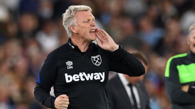 Gestur manajer West Ham United, David Moyes pada laga Liga Inggris kontra Leicester City di London Stadium, Selasa (24/8/2021) dini hari WIB. [GLYN KIRK / AFP]