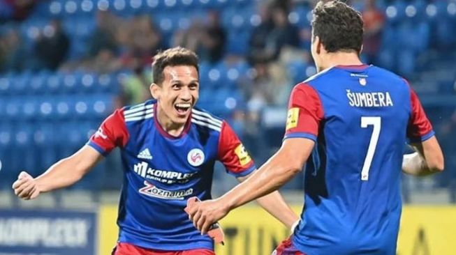 Ekspresi gelandang serang FK Senica, Egy Maulana Vikri (kiri) usai timnya mencetak gol pada laga Liga Super Slovakia kontra Pohronie di OMS Arena, Senica, Slovakia, Minggu (12/9/2021) dini hari WIB. [Laman resmi FK Senica]