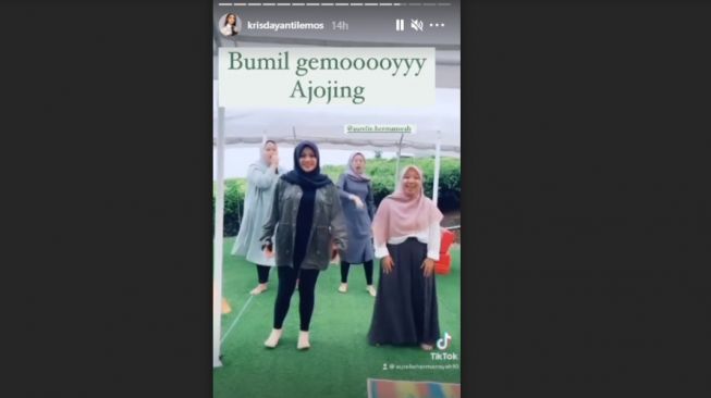 Adu Gaya Bumil Nagita Slavina dan Aurel Hermansyah. [Instagram/krisdayantilemos]