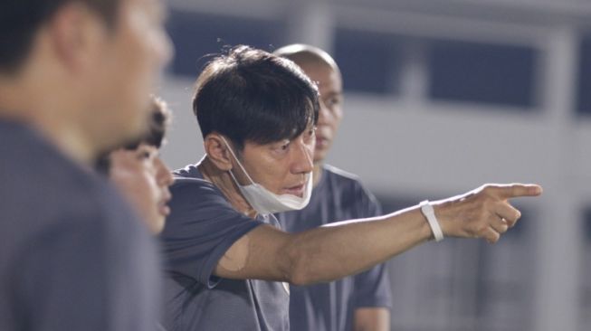 Pelatih tim nasional Indonesia Shin Tae-yong (kedua dari kanan) memberikan instruksi dalam latihan tim nasional Indonesia di Stadion Madya Gelora Bung Karno, Jakarta, Jumat (7/5/2021). Timnas Indonesia akan menjalani tiga laga terakhir Grup G Kualifikasi Piala Dunia 2022 yang seluruhnya berlangsung terpusat di Uni Emirat Arab (UEA) pada Juni 2021. ANTARA/HO-PSSI