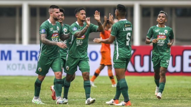 Pesepak bola PSS Sleman Irfan Bachdim (ketiga kanan) melakukan selebrasi usai mencetak gol ke gawang Persiraja Banda Aceh dalam lanjutan Liga 1 2021-2022 di Stadion Madya Gelora Bung Karno, Jakarta, Sabtu (11/9/2021). ANTARA FOTO/Galih Pradipta/foc. (ANTARA FOTO/GALIH PRADIPTA)