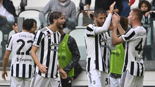 Ekspresi gelandang Juventus, Manuel Locatelli (kedua kiri) usai mencetak gol ke gawang Sampdoria pada laga Liga Italia di Allianz Stadium, Turin, Minggu (26/9/2021) malam WIB. [Alberto PIZZOLI / AFP]