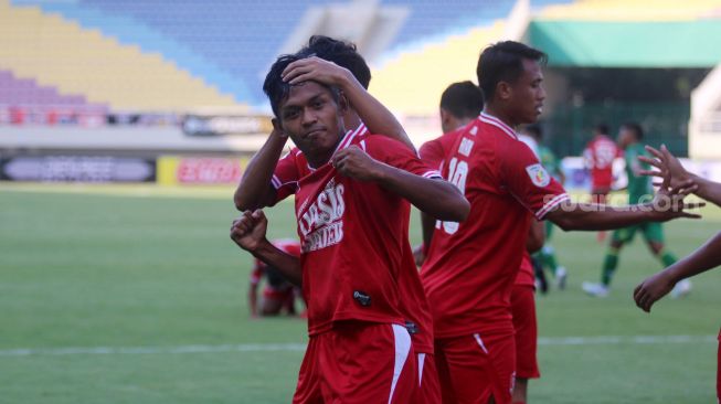 Bek Persijap Jepara, Crah Eka Angger Iswanto berselebrasi usai mencetak gol ke gawang Hizbul Wathan FC dalam lanjutan Liga 2 Grup C di Stadion Manahan, Solo, Senin (27/9/2021). [Suara.com/Ronald Seger Prabowo]