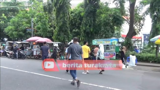 Momen Kaesang Ditemani Nadya Arifta naik bus Persis Solo. [Youtube/Berita Surakarta]