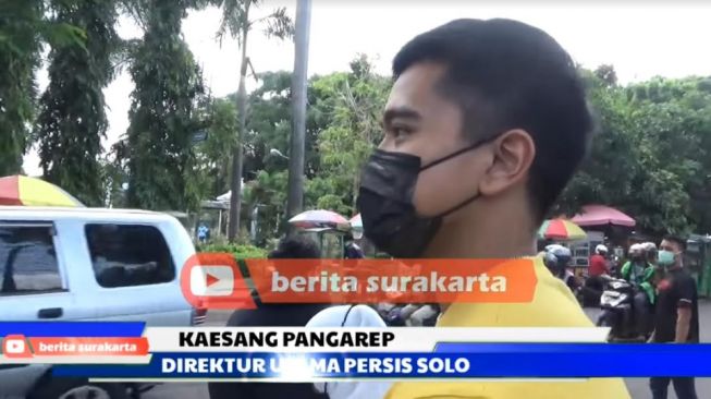 Momen Kaesang Ditemani Nadya Arifta naik bus Persis Solo. [Youtube/Berita Surakarta]