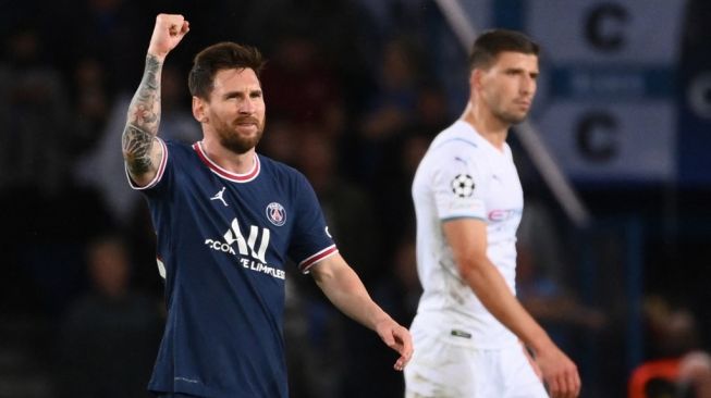 Penyerang Paris Saint-Germain, Lionel Messi (kiri) melakukan selebrasi usai mencetak gol ke gawang Manchester City dalam laga Liga Champions di Parc des Princes, Paris, Rabu (29/9/2021) dini hari WIB. [FRANCK FIFE / AFP]