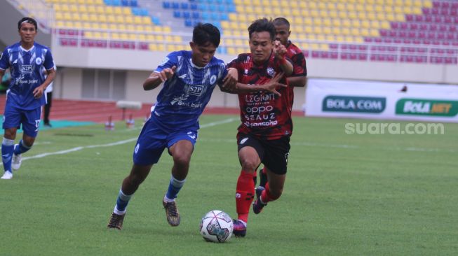 Pemain PSCS Cilacap Kasim Botan (kiri) berduel dengan pemain AHHA PS Pati, Mochamad Rikza dalam lanjutan Liga 2 Grup C di Stadion Manahan, Solo, Senin (4/10/2021). [Suara.com/Ronald Seger Prabowo]