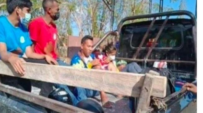 Viral foto atlet peraih medali emas dari NTT naik mobil pikap. (Twitter/narkosun01)