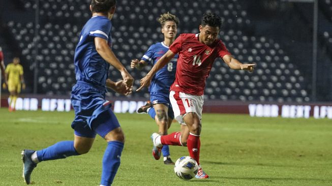 Pesepak bola Indonesia Asnawi Mangkualam (kanan) mencoba melewati dua pesepak bola Taiwan pada babak Play-off Kualifikasi Piala Asia 2023 di Stadion Chang Arena Buriram, Thailand, Kamis (7/10/2021). [ANTARA FOTO/Humas PSSI]