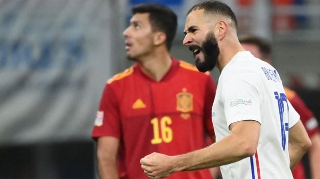 Ekspresi striker Prancis Karim Benzema usai mencetak gol penyeimbang dalam final UEFA Nations League 2021 melawan Spanyol di Stadion San Siro, Milan, Senin (11/10/2021) dini hari WIB. (foto: AFP)