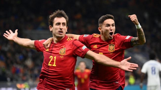 Gelandang serang Spanyol Oyarzabal (kiri) membawa sempat membawa timnya unggul atas Prancis di laga final UEFA Nations League 2021 di Stadion San Siro, Milan, Senin (11/10/2021) dini hari WIB. (foto: AFP)