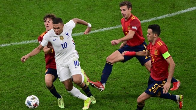 Aksi bintang Prancis Kylian Mbappe mencoba melewati kurungan para pemain Spanyol di laga final UEFA Nations League 2021 di stadion San Siro, Milan, Senin (11/10/2021) dini hari WIB. (foto: AFP)