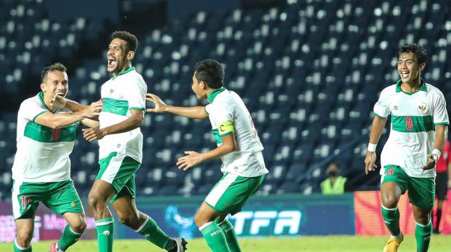 Gelandang timnas Indonesia, Ricky Kambuaya (kedua dari kiri) melakukan selebrasi bersama rekan-rekannya setelah mencetak gol kedua timnya ke gawang Taiwan dalam laga leg kedua play-off Kualifikasi Piala Asia 2023 di Chang Arena, Buriram, Thailand, Senin (11/10/2021) malam WIB. [PSSI]