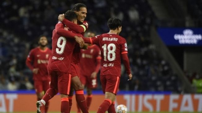 Pemain Liverpool Roberto Firmino rayakan golnya ke gawang Watford dalam pertandingan Liga Premier Inggris yang digelar di Vicarage Road, Sabtu (16/10/2021). [AFP]