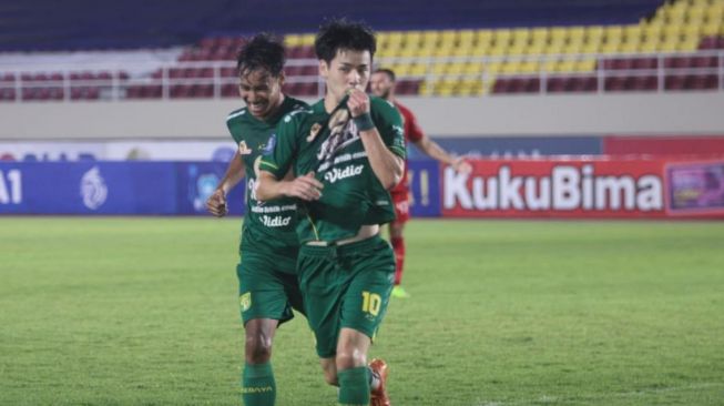 Pemain Persebaya, Taisei Marukawa usai mencetak gol ke gawang Persija, pada pekan kesembilan BRI Liga 1 di Stadion Manahan, Solo, Selasa (26/10/2021) malam. [Suara.com/Ronald Seger Prabowo]