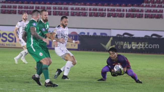 Duel PSS Sleman vs Bali United dalam laga pekan kesembilan BRI Liga 1 2021/2022 di Stadion Manahan, Solo, Rabu (27/10/2021) malam WIB. [Suara.com/Ronald Seger Prabowo].