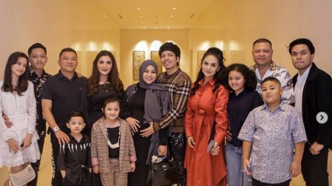 Potret bersatunya keluarga Anang-Ashanty dan Krisdayanti-Raul Lemos. [Instagram/krisdayantilemos]