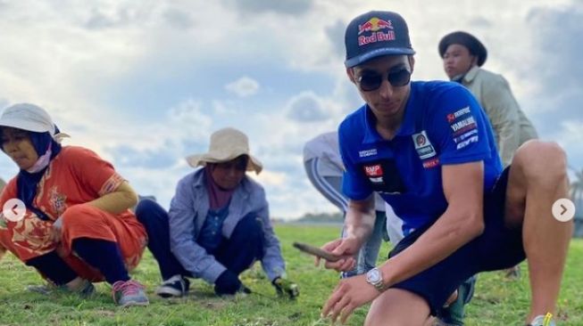 Pembalap WSBK Toprak Razgatlioglu melakukan kegiatan ngarit bareng petani di Sirkuit Mandalika (Instagram)