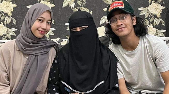 Umi Pipik bersama dua anaknya: Adiba Khanza dan Abidzar Al Ghifari. [Instagram]