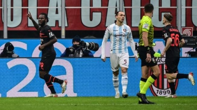 Gelandang AC Milan Franck Kessie (kiri) merayakan golnya ke gawang Salernitana pada pertandingan sepak bola Serie A Italia pada 4 Desember 2021 di stadion San Siro di Milan. MIGUEL MEDINA / AFP