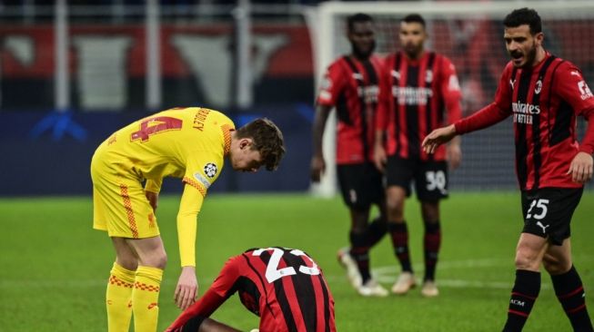 Gelandang Liverpool asal Inggris, Conor Bradley (kiri) menghibur bek AC Milan Fikayo Tomori pada akhir pertandingan sepak bola Grup B Liga Champions antara AC Milan vs Liverpool di stadion San Siro, Rabu (8/12/2021). Milan harus tersingkir dari Liga Champions setelah kalah 1-2 dari Liverpool.MIGUEL MEDINA / AFP.