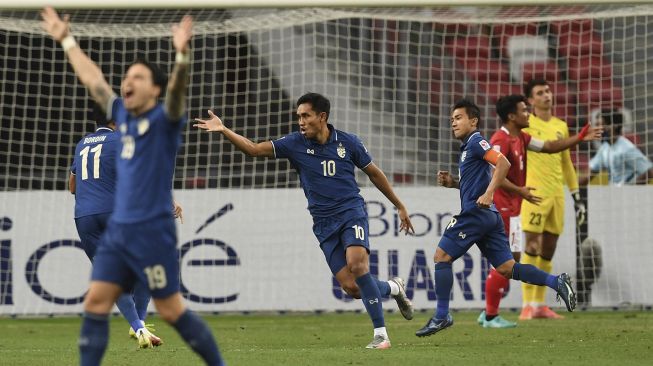 Pemain Thailand Chanathip Songkrasin (ketiga kanan) merayakan golnya pada leg pertama pertandingan final sepak bola Piala Suzuki AFF 2020 antara Indonesia dan Thailand di Stadion Nasional Singapura, Rabu (29/12/2021). [ROSLAN RAHMAN / AFP]