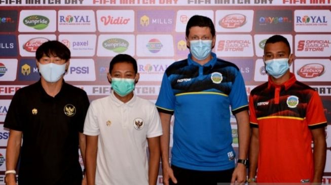 Pelatih Tim Nasional Indonesia Shin Tae-yong (kiri) didampingi pemain Timnas Indonesia Evan Dimas (kedua kiri) berfoto dengan Pelatih Timnas Timor Leste Fabio Magrao (kedua kanan) yang didampingi pemain Timnas Timor Leste Filomeno Junior (kanan) saat konferensi pers di kawasan Seminyak, Badung, Bali, Rabu (26/1/2022). ANTARA/Naufal Fikri Yusuf