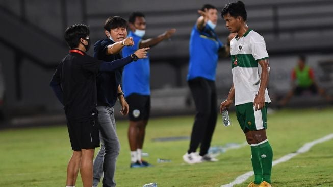 Pelatih Timnas Indonesia Shin Tae-yong (kedua kiri) memberi arahan kepada pemain Timnas Indonesia Bayu Fiqri saat bertanding melawan Timnas Timor Leste dalam pertandingan sepak bola Leg 2 FIFA Matchday di Stadion I Wayan Dipta, Gianyar Bali, Minggu (30/1/2022). Indonesia berhasil memenangkan pertandingan dengan skor 3-0. ANTARA FOTO/Nyoman Budhiana/foc.