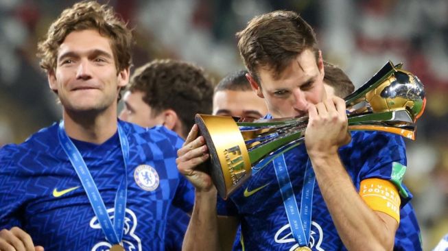 Kapten Chelsea, Cesar Azpilicueta (kanan) mencium trofi Piala Dunia Antarklub. [KARIM SAHIB / AFP]