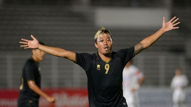 Penyerang timnas Indonesia, Kushedya Hari Yudo terlepas melakukan selebrasi saat logo Garuda di jerseynya terkelupas. Yudo mencetak gol saat skuad Garuda menghadapi Bali United dalam laga uji coba pada 7 Maret 2021 lalu. [Antara]