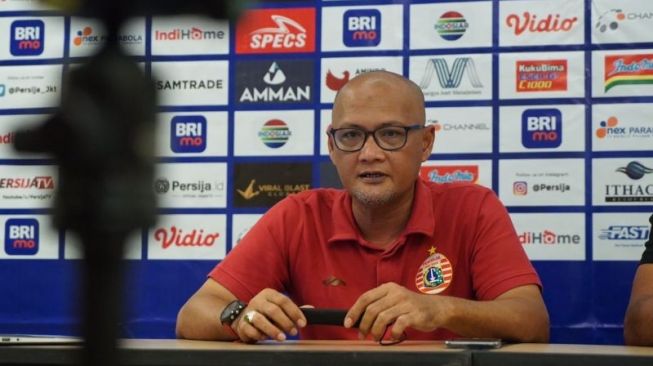 Pelatih Persija Sudirman memberikan keterangan terkait persiapan skuadnya menjelang laga lanjutan Liga 1 Indonesia 2021-2022 kontra Persita di Bali, Selasa (25/1/2022). Pertandingan tersebut akan berlangsung pada Stadion I Gustri Ngurah Rai, Denpasar, Rabu (26/1/2022), mulai pukul 20.30 WIB. (ANTARA/HO/Persija)