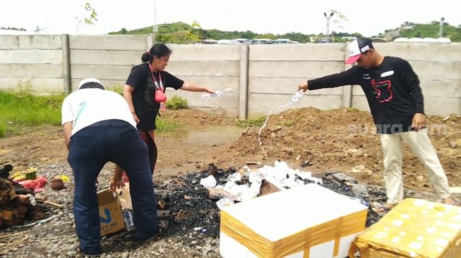 Pawang hujan di kawasan Sirkuit Mandalika, Rara Isti Wulandari dibantu dua stafnya. [Arief Apriadi/Suara.com]