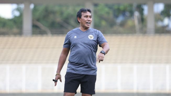 Bima Sakti memimpin latihan perdana Timnas Indonesia U-23 proyeksi SEA Games 2021 di Stadion Madya, Jakarta (dok. PSSI).