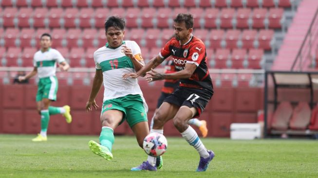 Pemain senior Timnas Indonesia U-23, Fachruddin Aryanto saat berhadapan dengan penggawa Pohang Steelers dalam pertandingan uji coba (dok. PSSI).