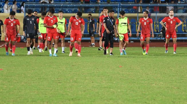 Sejumlah pesepak bola Timnas Indonesia berjalan sambil tertunduk usai bertanding melawan Timnas Thailand pada pertandingan semifinal sepak bola SEA Games 2021 Vietnam di Stadion Thien Truong, Nam Dinh, Vietnam, Kamis (19/5/2022). Indonesia kalah dari Thailand dengan skor 0-1 dan gagal melaju ke final. ANTARA FOTO/Aditya Pradana Putra/tom.