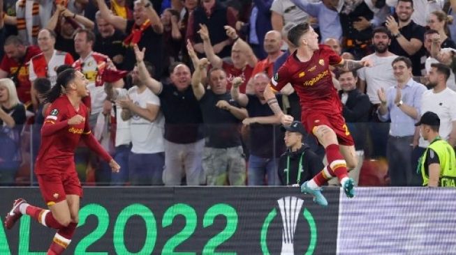 Gelandang Roma Italia Nicolo Zaniolo (kanan) merayakan golnya pada pertandingan sepak bola final UEFA Conference League antara AS Roma dan Feyenoord di Stadion Air Albania di Tirana pada 25 Mei 2022. Tuan Shkullaku/AFP