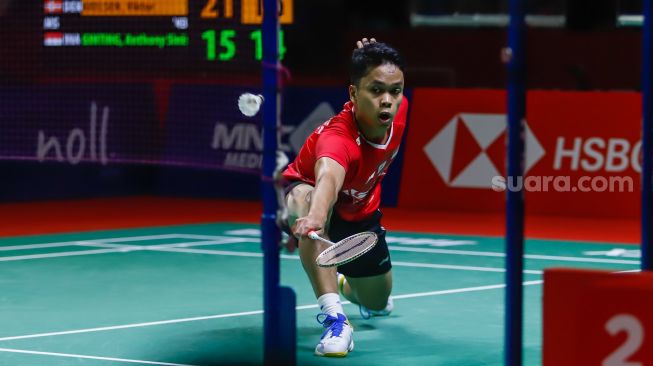 Pebulu tangkis tunggal putra Indonesia Anthony Ginting melakukan serangan kepada pebulu tangkis tunggal putra Denmark Viktor Axelsen pada babak semi final Daihatsu Indonesia Master 2022 di Istora Senayan,  Jakarta Pusat, Sabtu (11/6/2022). [Suara.com/Alfian Winanto]