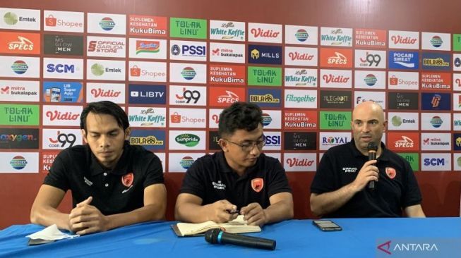 Pelatih PSM Makassar Bernardo Tavares (kanan) dan Rasyid Bakri (kiri) pada saat melaksanakan jumpa pers di Kota Malang, Jawa Timur, Sabtu (18/6/2022). (ANTARA/Vicki Febrianto)