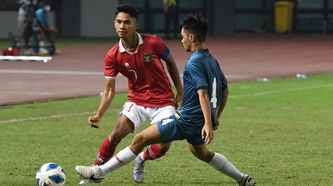 Pesepak bola Tim Nasional Indonesia U-19 Marselino (kiri) berebut bola dengan pesepak bola Tim Nasional Brunei Darussalam U-19 Maverick (kanan) dalam laga penyisihan Grup A Piala AFF U-19 2022 di Stadion Patriot Chandrabhaga, Bekasi, Jawa Barat, Senin (4/7/2022). ANTARA FOTO/Fakhri Hermansyah/wsj.