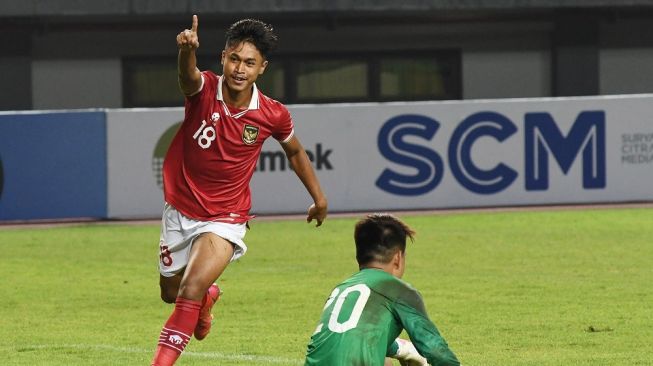 Pesepak bola Tim Nasional Indonesia U-19 Alfriyanto Nico (kiri) berselebrasi usai mencetak gol ke gawang Tim Nasional Brunei Darussalam U-19 dalam laga penyisihan Grup A Piala AFF U19 2022 di Stadion Patriot Chandrabhaga, Bekasi, Jawa Barat, Senin (4/7/2022). Indonesia menang telak atas Brunei Darussalam dengan skor 7-0. ANTARA FOTO/Fakhri Hermansyah/wsj.