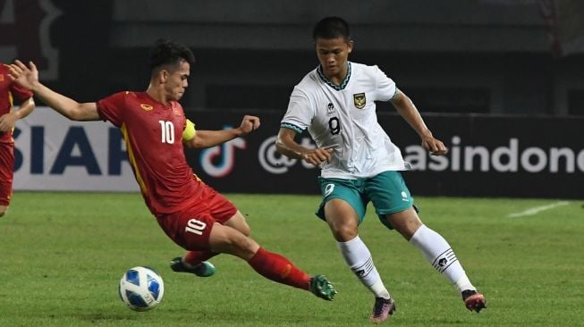 Pesepak bola Tim Nasional Indonesia U-19 Hokky Caraka (kanan) berebut bola dengan pesepak bola Tim Nasional Vietnam U-19 Khuat Van Khang (kiri) dalam laga penyisihan Grup Piala AFF U19 2022 di Stadion Patriot Chandrabhaga, Bekasi, Jawa Barat, Sabtu (2/7/2022). Skor imbang 0-0 hingga turun minum. ANTARA FOTO/ Fakhri Hermansyah/rwa.