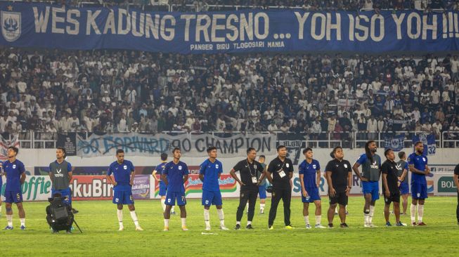 Sejumlah pesepak bola dan staf pelatih PSIS Semarang memberi penghormatan di tengah lapangan kepada suporter mereka usai pertandingan semifinal leg 1 Piala Presiden 2022 melawan Arema FC di Stadion Jatidiri Semarang, Jawa Tengah, Kamis (7/7/2022). [ANTARA FOTO/Aji Styawan/hp]