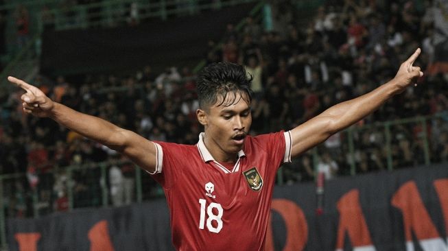 Pesepak bola Tim Nasional Indonesia U-19 Alfriyanto Nico (tengah) melakukan selebrasi usai mencetak gol kedua ke gawang Tim Nasional Filipina U-19 Cian Gabriel (kanan) dalam laga penyisihan Grup Piala AFF U19 2022 di Stadion Patriot Chandrabhaga, Bekasi, Jawa Barat, Jumat (8/7/2022). ANTARA FOTO/ Fakhri Hermansyah/aww.