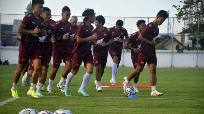 Sejumlah pesepak bola PSM Makassar melakukan sesi latihan di Stadion Kalegowa, Kabupaten Gowa, Sulawesi Selatan, Senin (25/7/2022).(ANTARA FOTO/ABRIAWAN ABHE)