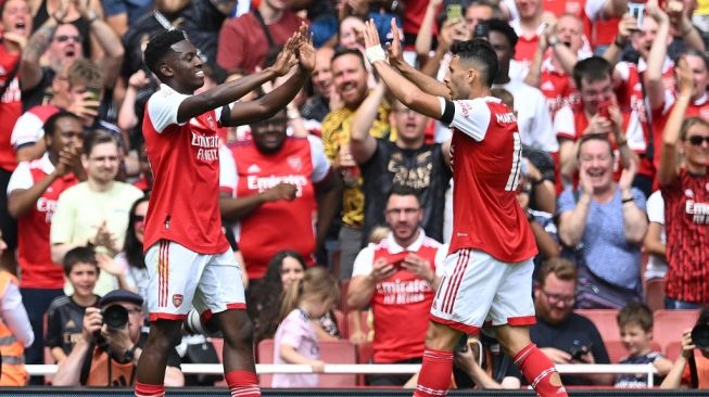 Penyerang  Arsenal asal Inggris Eddie Nketiah melakukan selebrasi dengan Gabriel Martinelli (kanan) setelah mencetak gol keenam timnya selama pertandingan persahabatan antara Arsenal vs Sevilla di Stadion Emirates di London pada 30 Juli 2022.JUSTIN TALLIS / AFP..